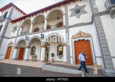 La facciata del Palazzo Comunale di Magdalena, Sonora, Messico... Fachada del Palacio Municipal de Magdalena, Sonora, Messico (Foto: Luis Gutierrez / N Foto Stock