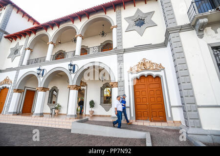 La facciata del Palazzo Comunale di Magdalena, Sonora, Messico... Fachada del Palacio Municipal de Magdalena, Sonora, Messico (Foto: Luis Gutierrez / N Foto Stock