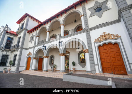 La facciata del Palazzo Comunale di Magdalena, Sonora, Messico... Fachada del Palacio Municipal de Magdalena, Sonora, Messico (Foto: Luis Gutierrez / N Foto Stock
