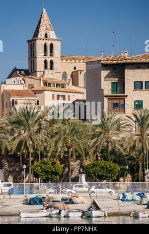 La Iglesia parroquial de Santa Creu, fundada por Berenguer de Palou, Obispo de Barcelona, en el Siglo XIII. Muelle de la Riba, Palma. Mallorca. Islas Baleares. España. Foto Stock