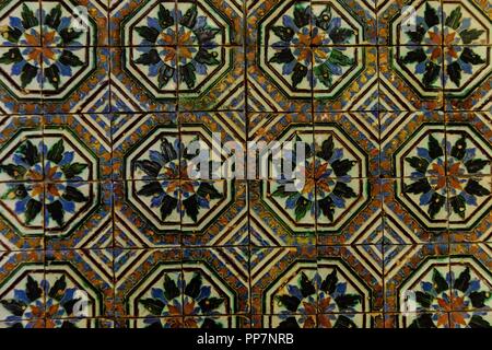 Azulejos hispano arabes, principios del siglo XVI, ceramica moldeada y vitrificada,museo de Evora,,Evora Alentejo,Portogallo, Europa. Foto Stock