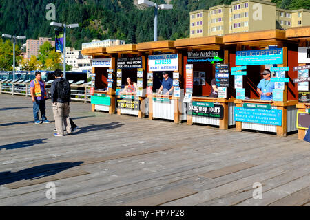 Stand al di fuori della nave da crociera zona, vendita di escursioni, di Juneau, in Alaska Foto Stock