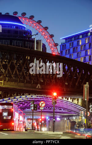Londra Inghilterra,UK,South Bank,Lambeth,Westminster Bridge Road,London Eye,crepuscolo notturno,skyline della città,strisce chiare,movimento,autobus a due piani rossi,paglia rossa Foto Stock