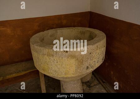 Pila bautismal, santuario de origen romanico de Santa María de la Nuez , municipio de Bárcabo,Sobrarbe, Provincia de Huesca, Comunidad Autónoma de Aragón, cordillera de los Pirineos, Spagna, Europa. Foto Stock