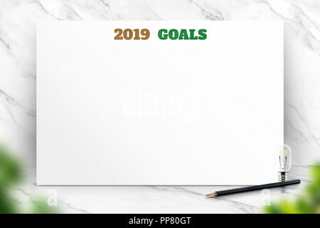 2019 Anno nuovo testo obiettivi su carta bianca di formato poster e matita con sfocatura naturale di primo piano in foglia su marmo bianco della parete della camera,business presentation mock up fo Foto Stock