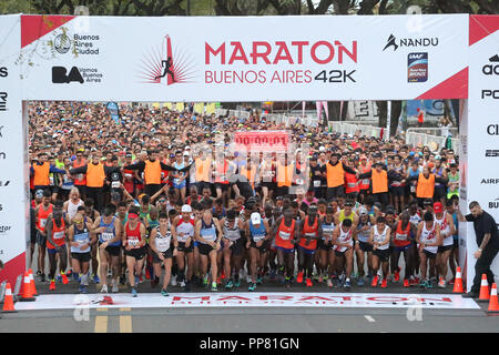 Buenos Aires, Argentina. 23 Sep, 2018. Il keniota Saina Emmanuel Kipkemboi ha conquistato oggi la trentaquattresima edizione maratona di Buenos Aires con 2 ore e 5 minuti e 21 secondi. In secondo luogo è venuto il suo connazionale Barnaba Kiptum che ha finito in 2.09.43. Il terzo posto è stato per il peruviano Cristhian Pacheco 2.11'.18', che è diventato il Sud campione americano. Nelle donne ha vinto il keniota Vivian Jerono Kiplagat 2.30"0,33 ' in secondo luogo è venuto il Keniano anche Leah Jerotich 2.32'.58' e la terza etiope Amelework Fikadu Bosho 2.34'.56. '9000 corridori hanno partecipato. Credito: Gustavo Pantano/Pacific Press/Alamy Live News Foto Stock