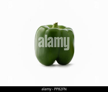 Peperone verde (Capsicum annuum) isolato su sfondo bianco con ombra Foto Stock