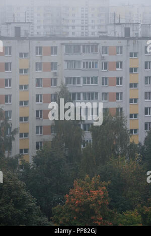 Nebbia di mattina su pannello case in inizio autunno Foto Stock