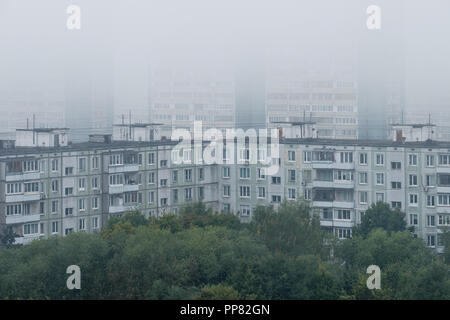 Nebbia di mattina su pannello case in inizio autunno Foto Stock