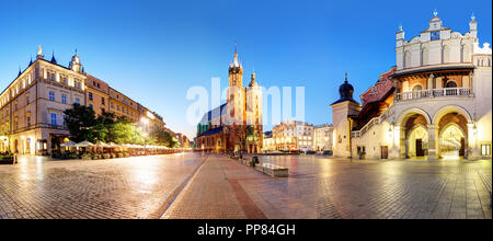 Panorama della Piazza del Mercato di Cracovia, in Polonia durante la notte Foto Stock