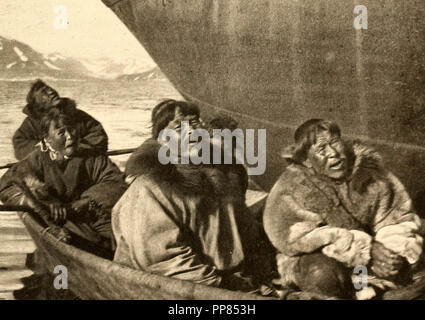 Eschimesi a fianco di una nave, Plover Bay, Siberia, circa 1900 Foto Stock