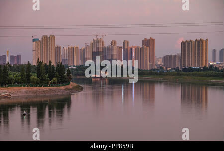 Wuhan :; Hubei Cina - 07 Giugno 2018: GU tian ponte a Wuhan molti area per esercitare nel parco. Questo nome è il nome specifico. Foto Stock