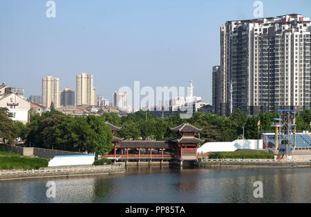 JINGZHOU :; Hubei Cina - 06 Giugno 2018: GU tian ponte a Wuhan molti area per esercitare nel parco. Questo nome è il nome specifico. Foto Stock