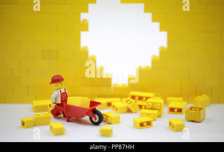 Lego lavoratore con la parete Foto Stock