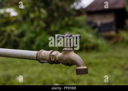 Grifo de agua potabile, Aldea de Panaman, cerca de La Parroquia (Lancetillo),El Quiche, Sierra de los Cuchumatanes,Guatemala, America centrale. Foto Stock