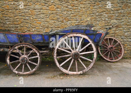 Un vecchio carrello utilizzato in agricoltura Foto Stock