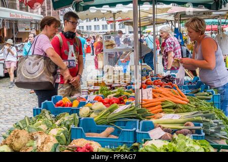 Mercado al aire libre, Münsterplattz, Friburgo de Brisgovia, Germania, Europa. Foto Stock