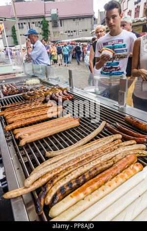 Hot Dog, salchicha de franckfurt, mercado al aire libre, Münsterplattz, Friburgo de Brisgovia, Germania, Europa. Foto Stock