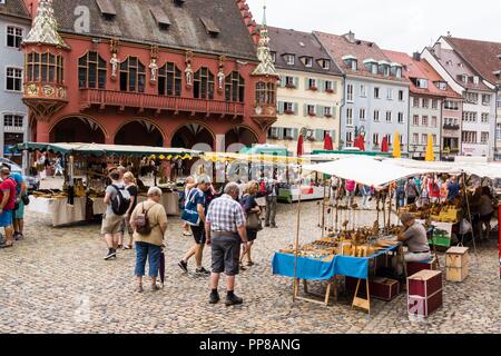 Mercado al aire libre, Münsterplattz, Friburgo de Brisgovia, Germania, Europa. Foto Stock