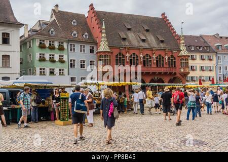 Mercado al aire libre, Münsterplattz, Friburgo de Brisgovia, Germania, Europa. Foto Stock