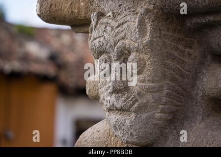 Detalle de cara felina, fuente de Las Sirenas, Antigua Guatemala, Departamento de Sacatepéquez, Guatemala, America centrale. Foto Stock