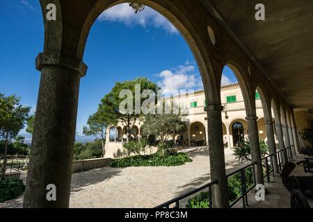 Santuario de Cura, en la cima de la Montaña de Randa, Algaida, Maiorca, isole Baleari, Spagna, Europa. Foto Stock