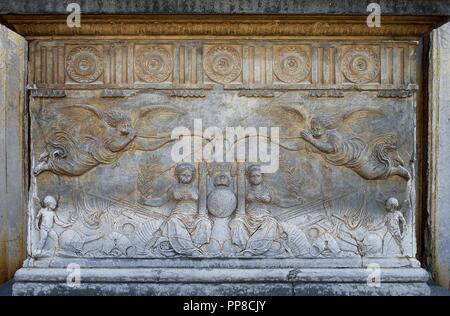 Trionfo della pace. Il sollievo di Juan de Orea, c. 1551. Facciata del palazzo di Carlo V. Granada. Andalusia. Spagna. In stile rinascimentale. Foto Stock