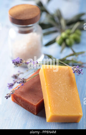 Naturale olio di oliva sapone, sale aromatico e lavanda Foto Stock