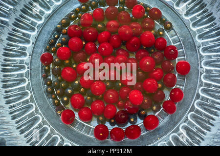 Mature more, ribes nero, dalle ciliegie, rosso Ribes, lamponi e ribes. Mix di bacche e frutti. Vista dall'alto. Sfondo di bacche e frutti. Varie freschi frutti estivi. Foto Stock