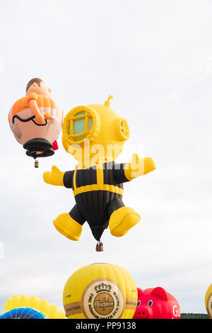 Messa di mongolfiere al ventottesimo Warsteiner Internationale Montgolfiade, 2018 in Warstein, Germania, speciale forma diver e man Foto Stock