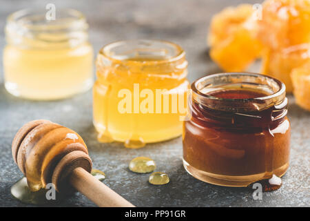 Selezione di miele in piccoli barattoli di miele. Vista ingrandita, tonica immagine Foto Stock