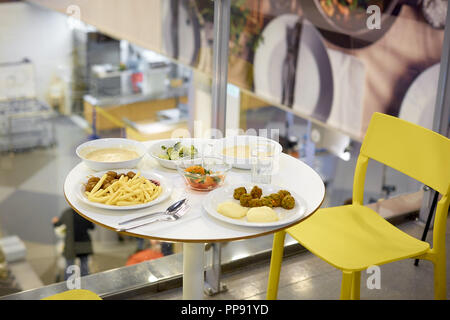 Un ristorante fast food. Patate fritte, polpette di carne. Foto Stock