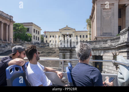 CUB, Kuba, Havanna, 10.03.2018, Hop-on-off-Bus im Touristen Oberdeck mit Blick auf die Havanna Universität [2018 Jahr Christoph Hermann] Foto Stock