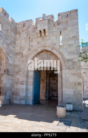 L'ingresso principale della città vecchia è la Porta di Jaffa, che fu costruito da Solimano nel 1538. Il nome in arabo, Bab el-Halil o Hebron Gate, significa il B Foto Stock