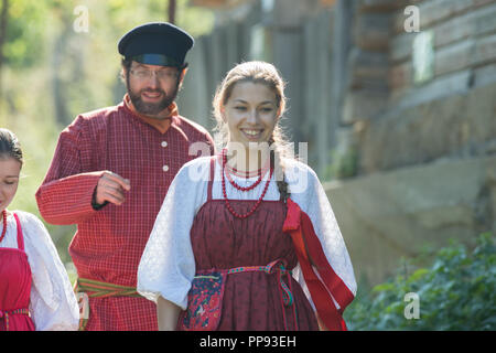 L uomo e la donna in russo costumi folkloristici in natura. Celebrazione Foto Stock