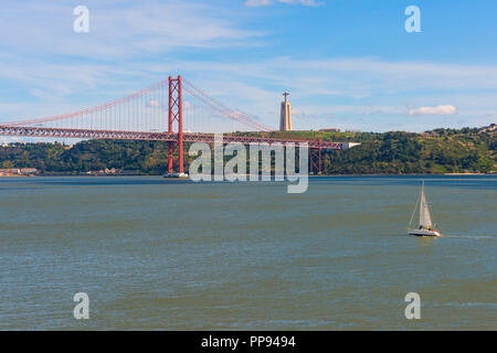 25 aprile Bridge, ex Salazar, il ponte sul fiume Tagus e Cristo Rei monumento, Lisbona, Portogallo Foto Stock