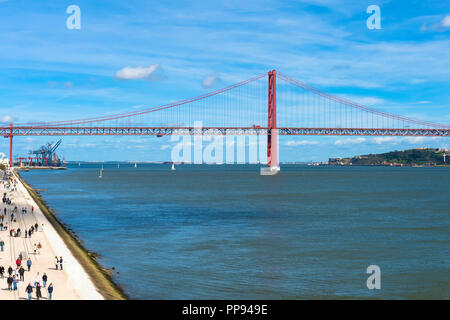 25 aprile Bridge, ex Salazar, ponte sul fiume Tago a Lisbona, Portogallo Foto Stock