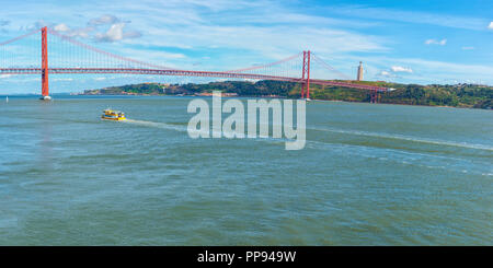 25 aprile Bridge, ex Salazar, il ponte sul fiume Tagus e Cristo Rei monumento, Lisbona, Portogallo Foto Stock