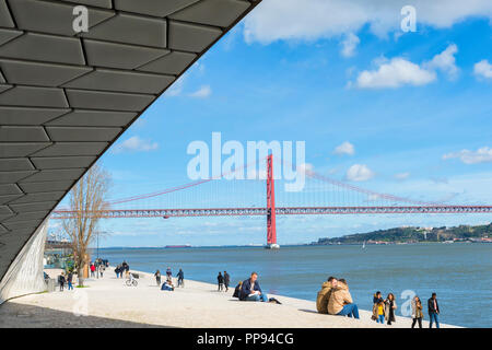 25 aprile Bridge, ex Salazar, il ponte sul fiume Tagus visto dal MAAT - Museo di Arte, Architettura e Tecnologia, Lisbona, Portogallo Foto Stock