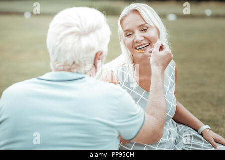 Positivo in pensione felice donna mantenendo il sorriso sul viso Foto Stock