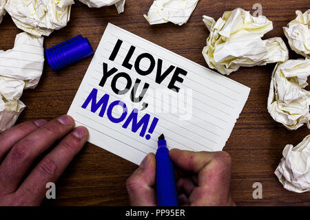 La scrittura della nota mostra Ti amo, mamma. Business photo mostrare messaggio amoroso sensazioni emotive affetto dichiarazione calda mano azienda scrivere marcatore Foto Stock