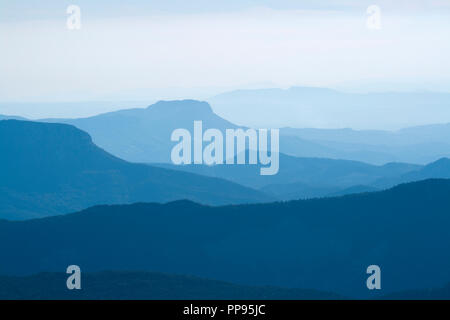 Strati di colore blu di creste di montagna nelle Alpi francesi. Foto Stock