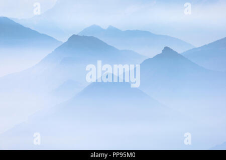 Strati di colore blu di creste di montagna nelle Alpi francesi. Foto Stock