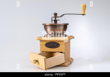 Mano decorativo macinino in legno sul caffè torrefatto Foto Stock