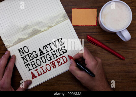 La grafia la scrittura di testo senza pensieri negativi ammessi. Concetto significato sempre positivo motivato ispirato buone vibes nota adesiva penna rossa caffè con c Foto Stock