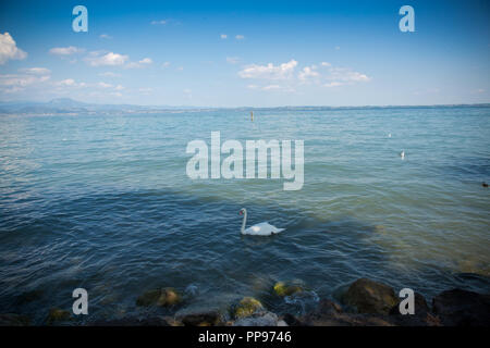 Il bellissimo lago di Garda in Italia, soleggiata giornata estiva. Il 7 settembre 2018 Foto Stock