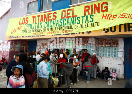 In attesa di spettatori di fronte alla sala sportiva polivalente Anden segreti presso il Plaza San Pedro di El Alto, sopra la Bolivia il capitale La Paz, dove ogni domenica pomeriggio la cattura avviene con il principale assorbimento la Cholitas wrestling. Foto Stock