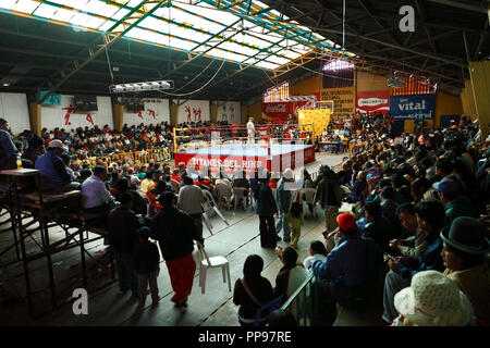 Gli spettatori della tribuna sono in attesa per le partite di wrestling nella sala sportiva polivalente Anden segreti presso il Plaza San Pedro di El Alto, sopra la Bolivia il capitale La Paz, dove ogni domenica pomeriggio la chiusura avviene con Cholita di wrestling. Foto Stock