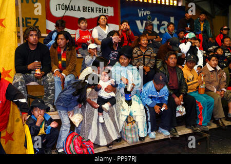 Gli spettatori della tribuna sono in attesa per le partite di wrestling nella sala sportiva polivalente Anden segreti presso il Plaza San Pedro di El Alto, sopra la Bolivia il capitale La Paz, dove ogni domenica pomeriggio la chiusura avviene con Cholita di wrestling. Foto Stock