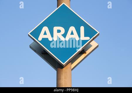Budelsdorf, Germania - 22 Luglio 2018: Aral segno su un pannello. Aral è una marca di automobile carburanti e stazioni di benzina, presente in Germania e in Lussemburgo Foto Stock